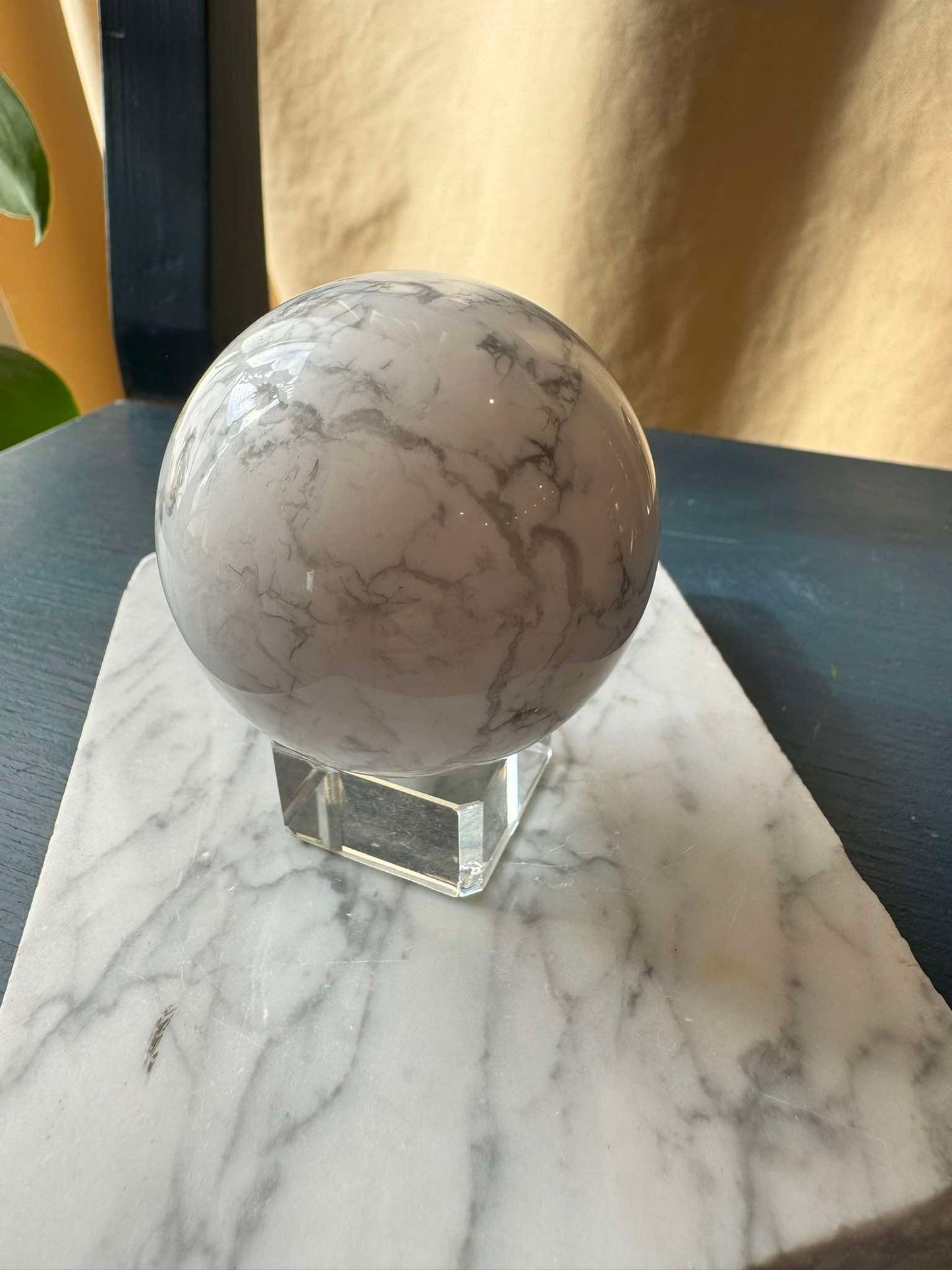 Howlite Sphere ( 282 g)