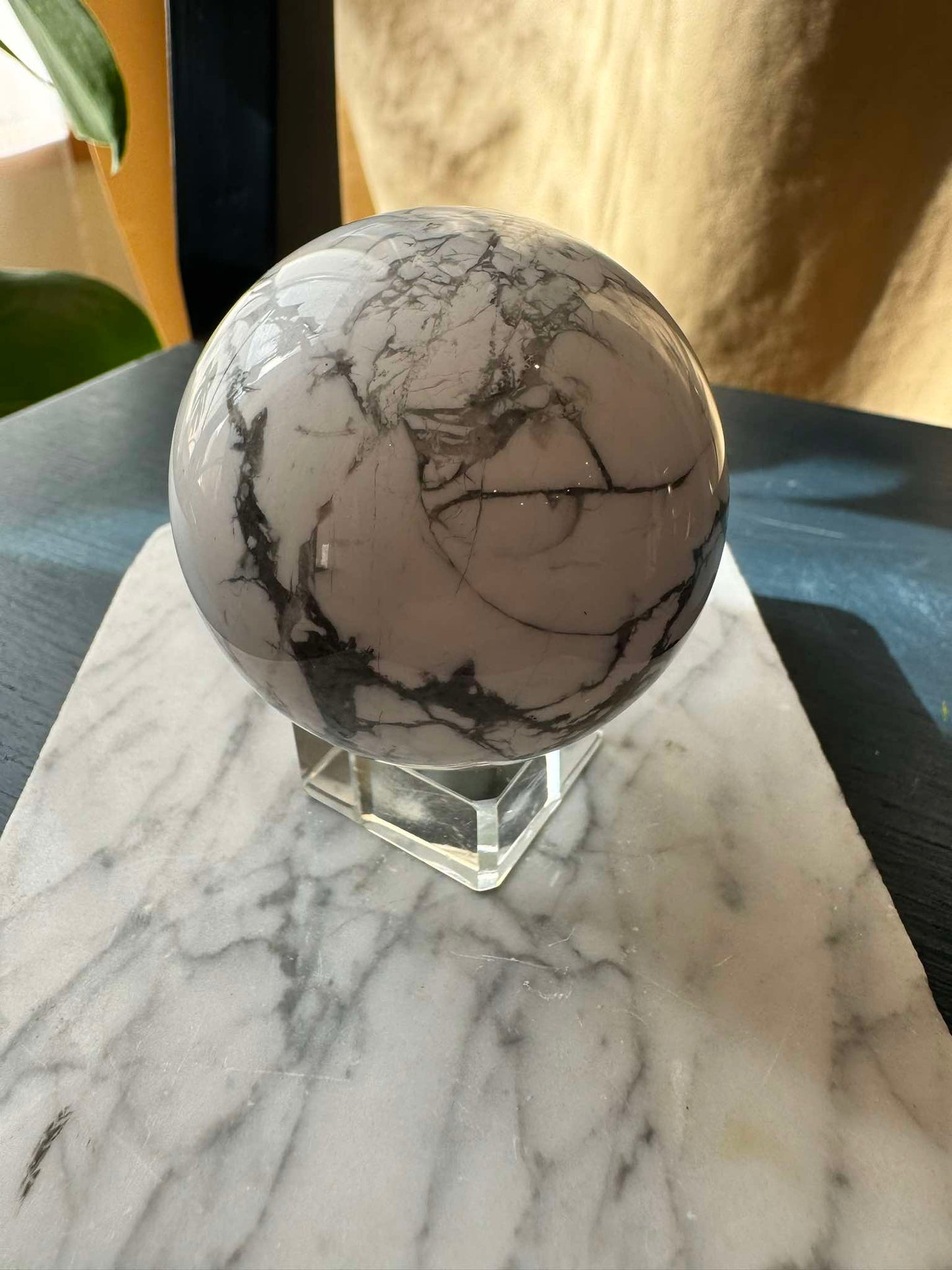 Howlite Sphere ( 267 g)